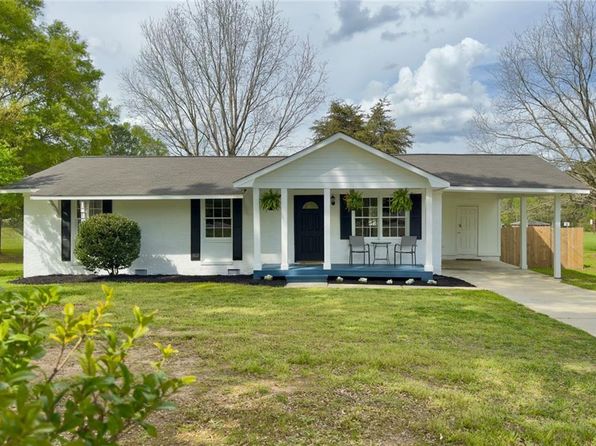 262 E Main St, Rutledge, GA 30663