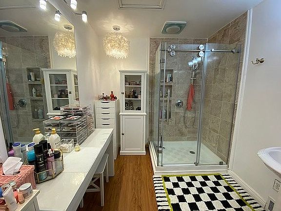 Master Bathroom w/ vanity