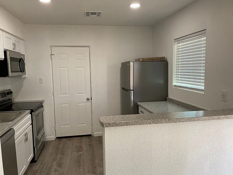 2425 W Turney Ave — Photo 12