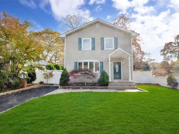 30 Woodlawn Avenue, Selden, NY 11784