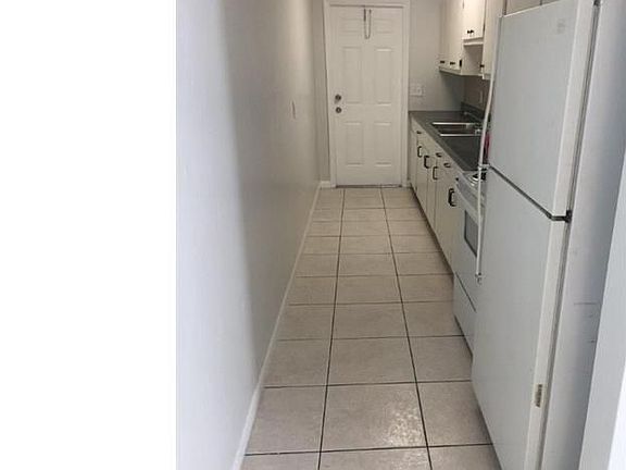 4th image of 325 NW 15th St APT 8