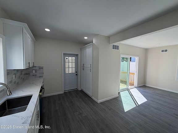 4th image of 402 Woodstock Ave