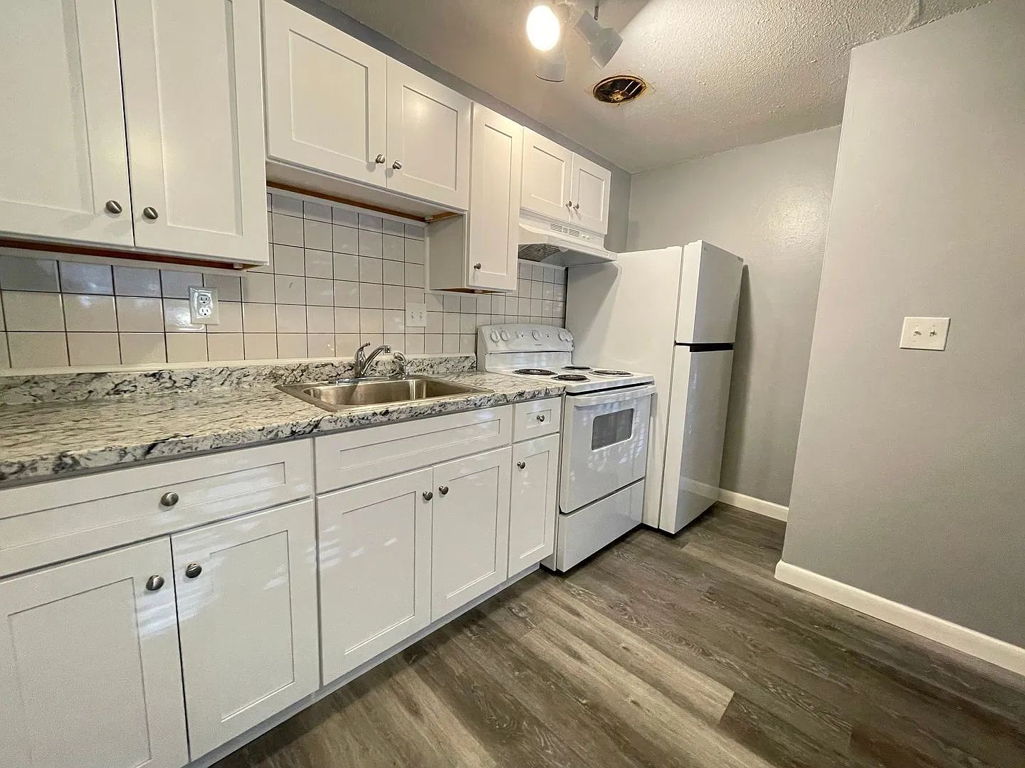 2 bed, 1.0 bath, 698 sqft, $1,595 — Photo 1