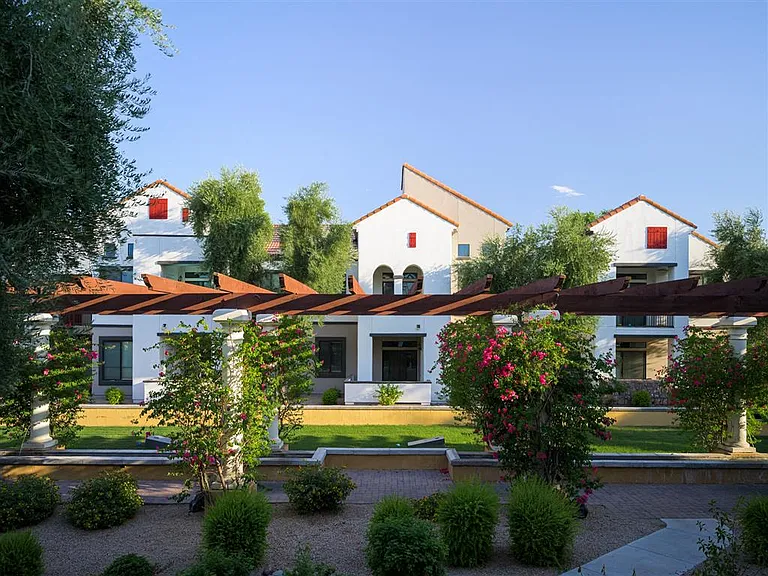 Courtyard exterior of Trevi Apartment Homes