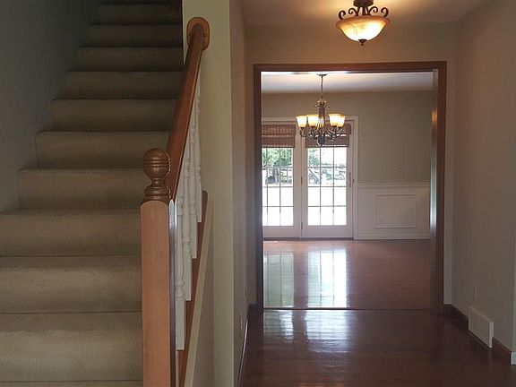 4th image of 930 Woodfield Dr