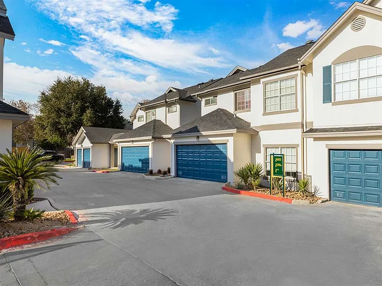 Castle Hills Townhomes — Photo 35