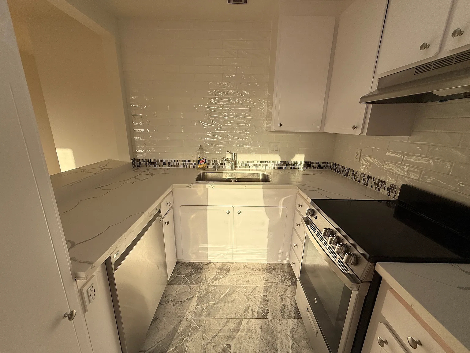 2 bed, 819 sqft, $6,800 — Photo 4