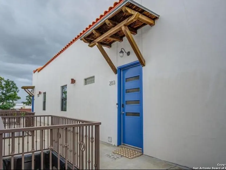 1542 N Alamo St #203 — Photo 2