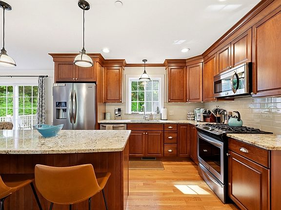 3rd image of 4 N Hills Ln