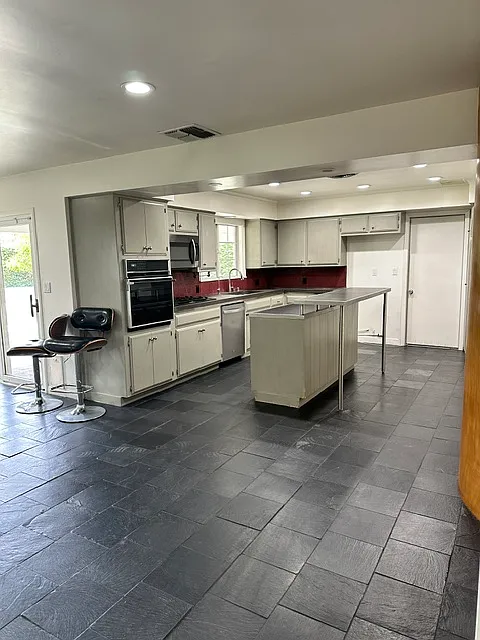 3 bed, 1903 sqft, $2,595 — Photo 4