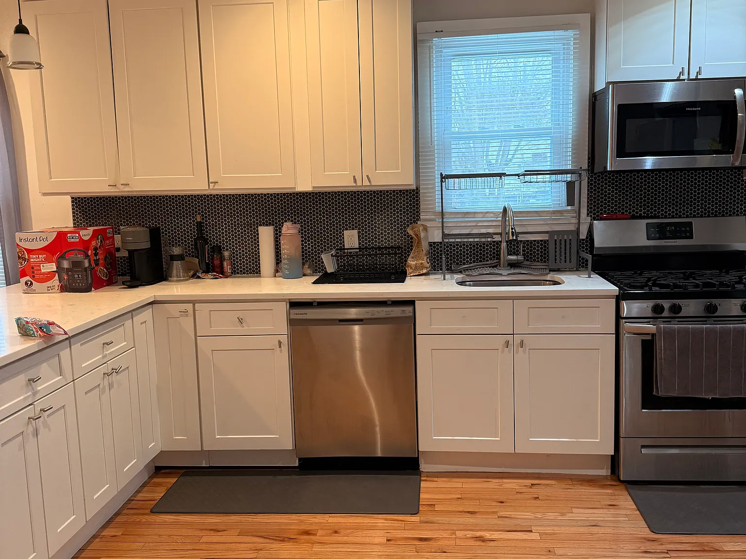 3 bed, 1100 sqft, $3,750 — Photo 2