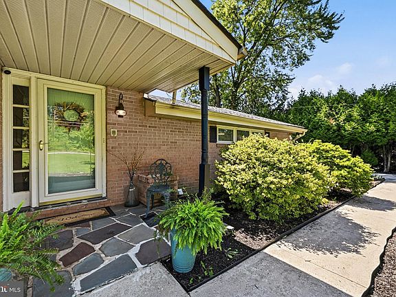 4th image of 1024 Temple Rd