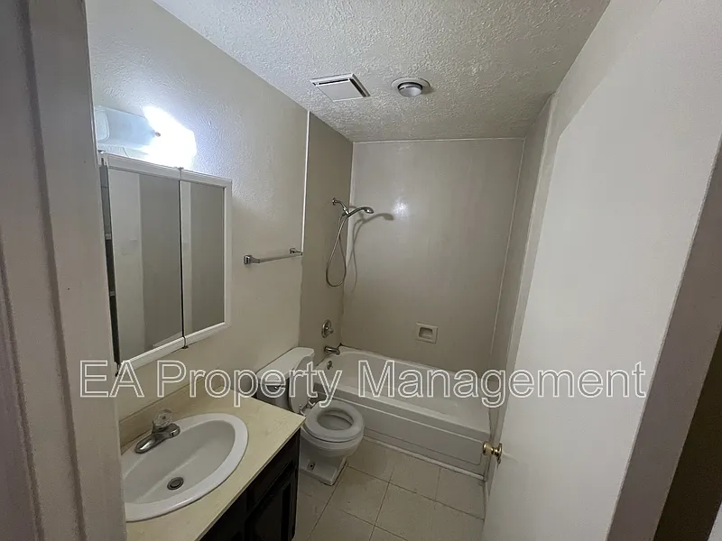 2 bed, 1.0 bath, 900 sqft, $995 — Photo 4