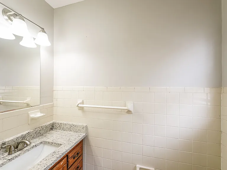 1612165_024_main_bathroom_13335983.jpg