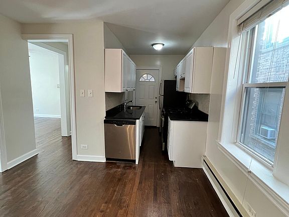 5th image of 839-839.5 W Cornelia Ave #2NE