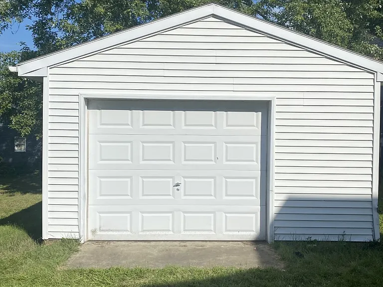 865 Franklin Ave — Photo 10