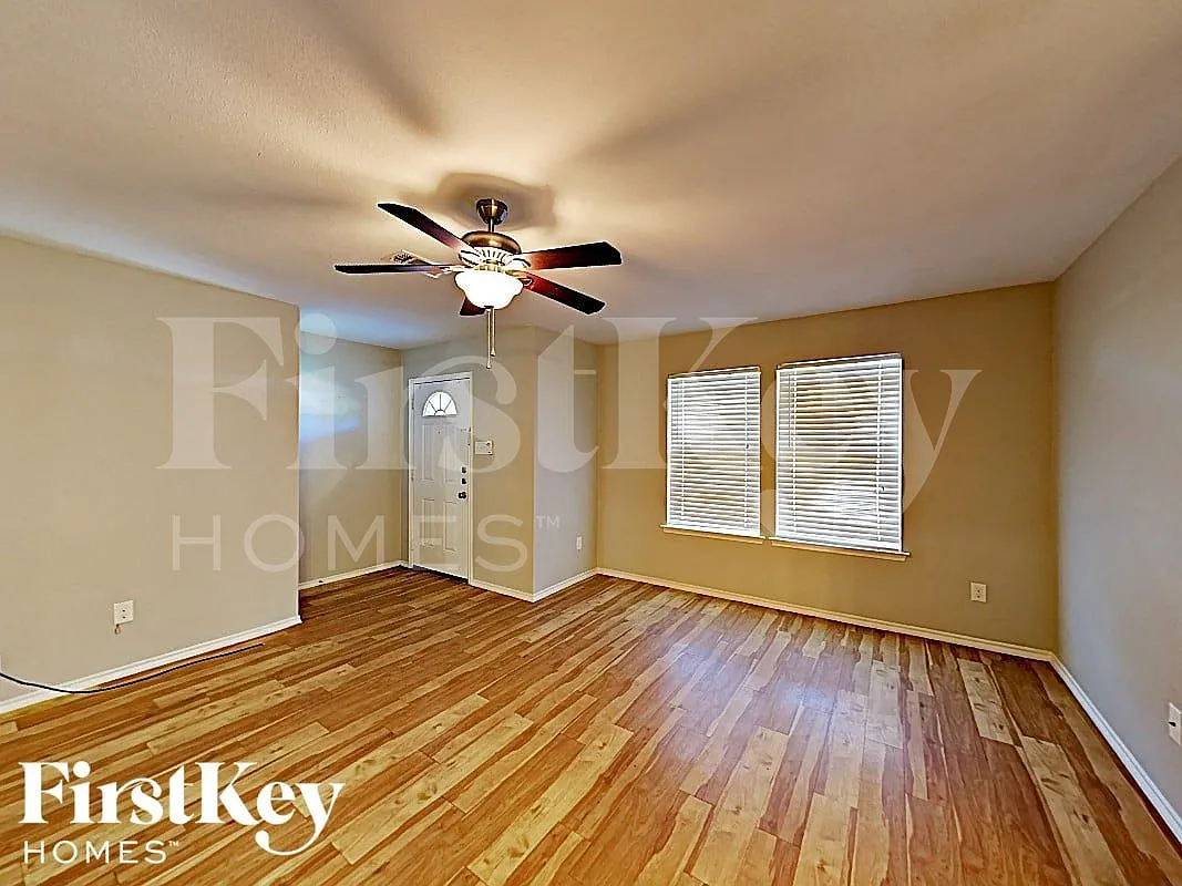 3 bed, 2.0 bath, 1359 sqft, $2,200 — Photo 4
