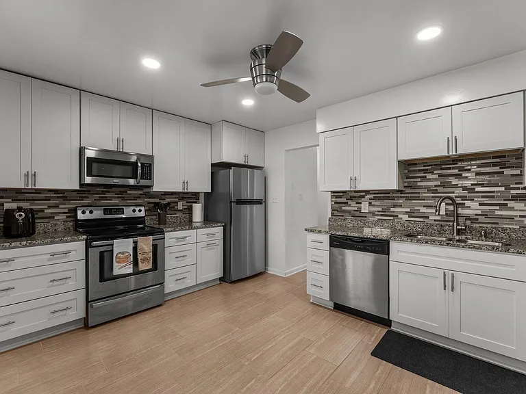 780 Meade Ln — Photo 3