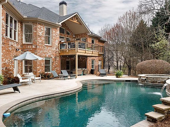 3rd image of 300 Knoll Woods Dr