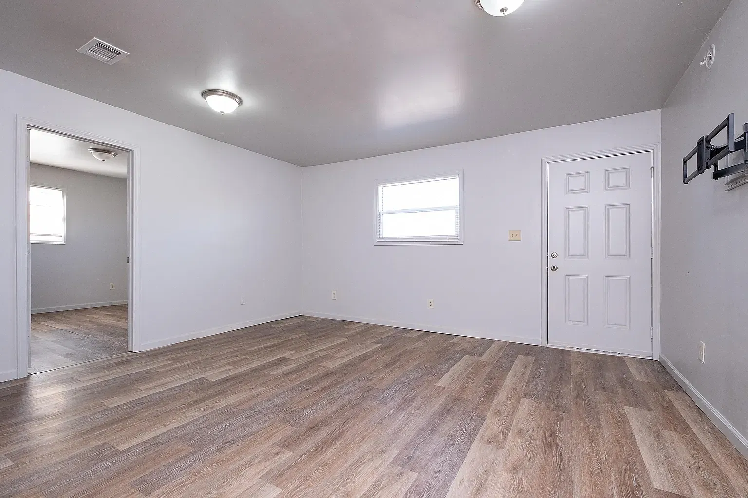 4 bed, 1352 sqft, $1,500 — Photo 2