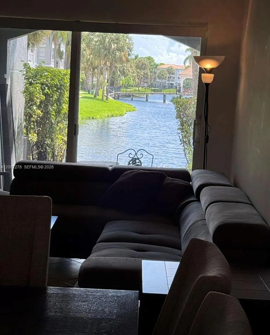 La Via Condo — Photo 3
