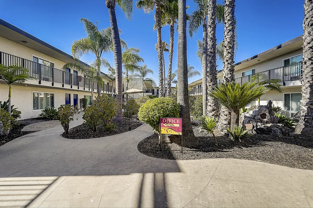 Marquis Apartments — Photo 3