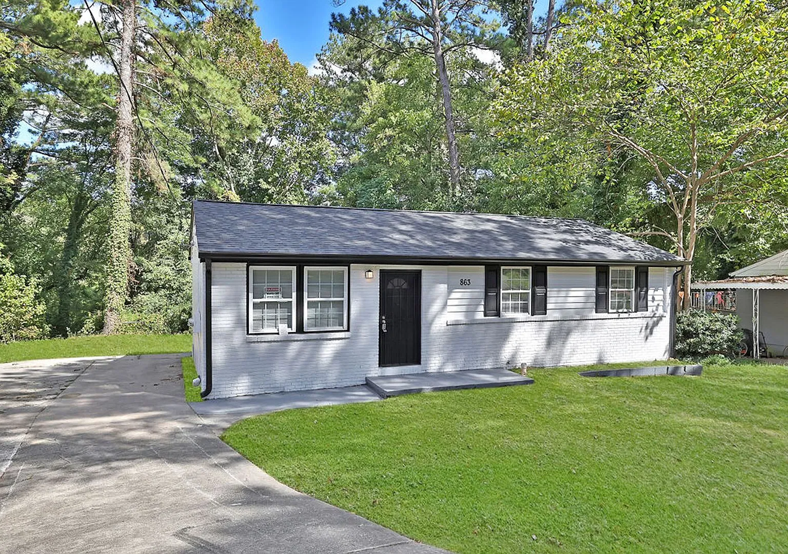 Darling brick 3/1 with great yard — Photo 3