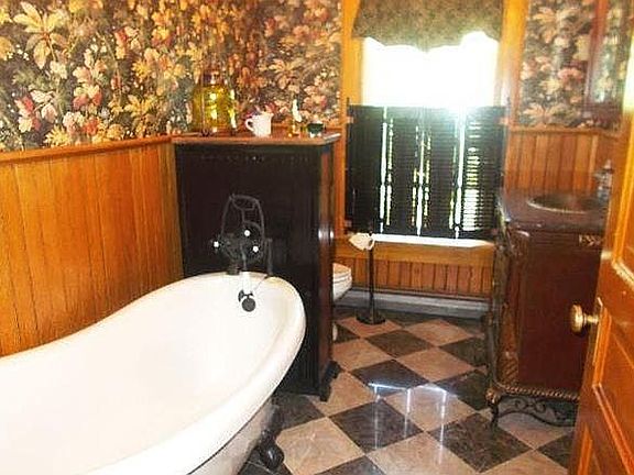 upstairs full bathroom