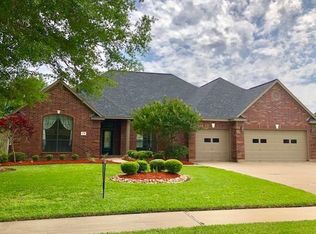 109 Rosemary Ln, Lake Jackson, TX 77566