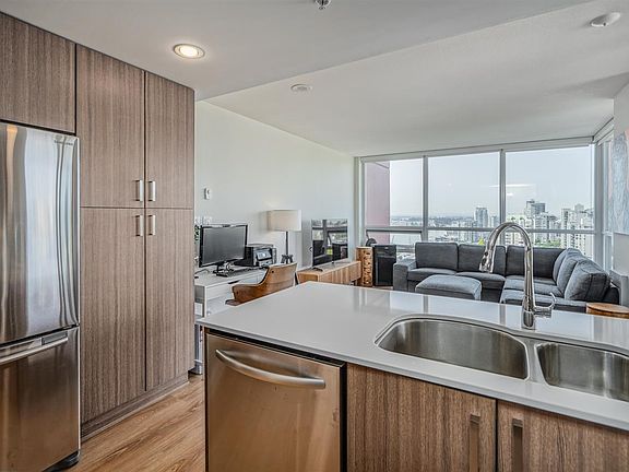 4th image of 125 Columbia St #1806