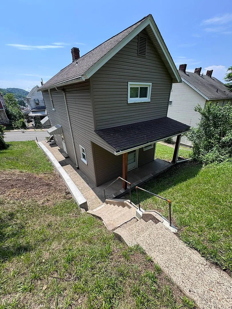 Fully Updated 3-Bed 1-Bath House w/ Covered Porch in Christy Park — Photo 1
