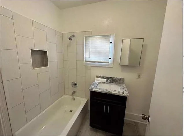 3 bed, 1.0 bath, 913 sqft, $1,600 — Photo 3