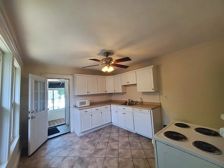 162 Beech St #2 — Photo 4