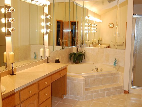 5th image of 8401 Hollybrook Ln
