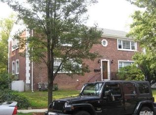 2 Hillpark Ave, Great Neck, NY 11021