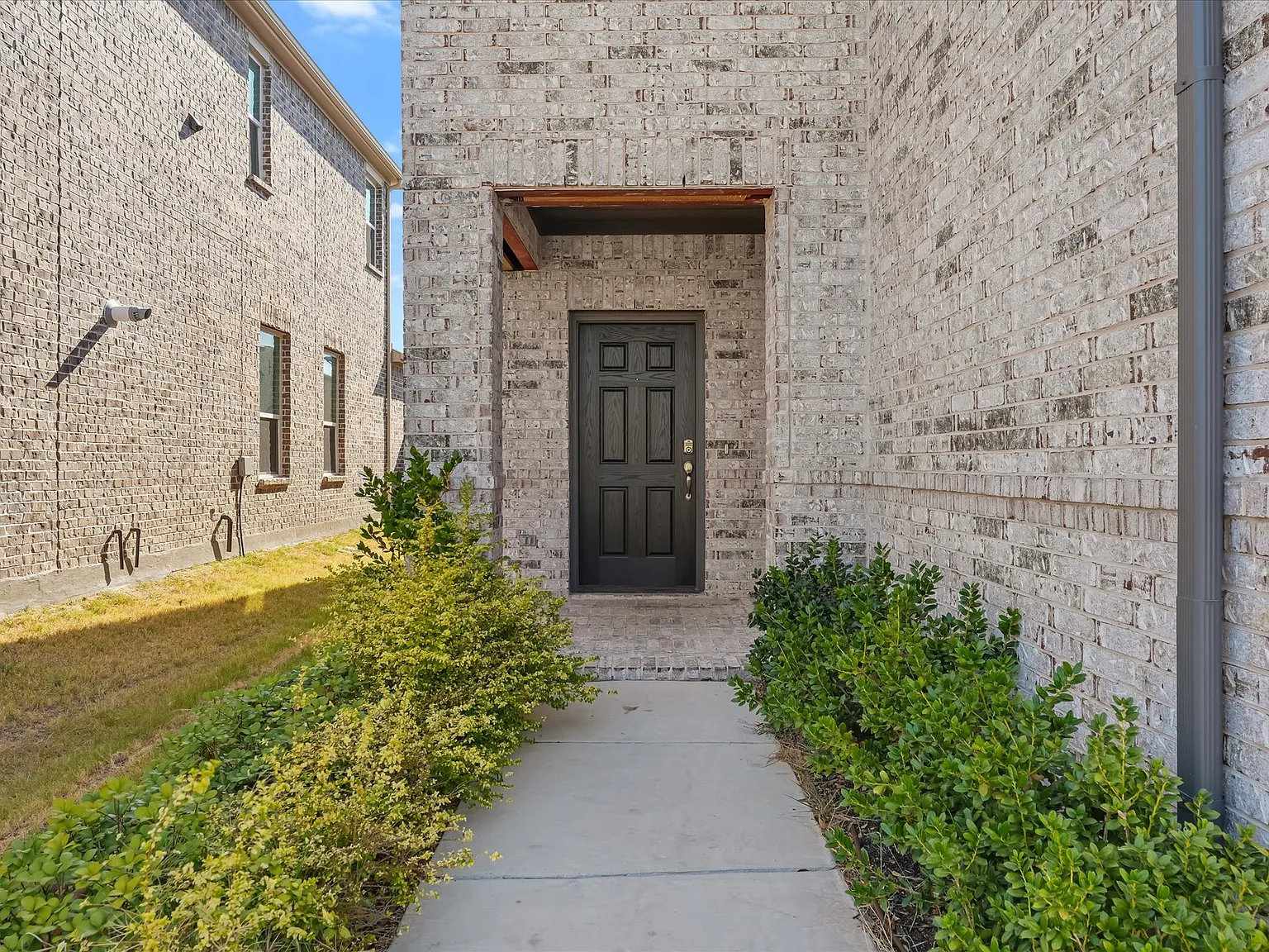 4 bed, 2060 sqft, $2,299 — Photo 3