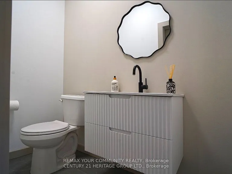 236 Simcoe Ave — Photo 14