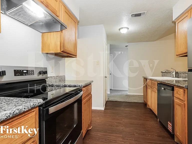 2118 Knollbrook Ln — Photo 10