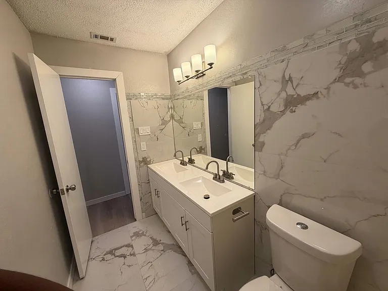 7501 April Ln — Photo 10