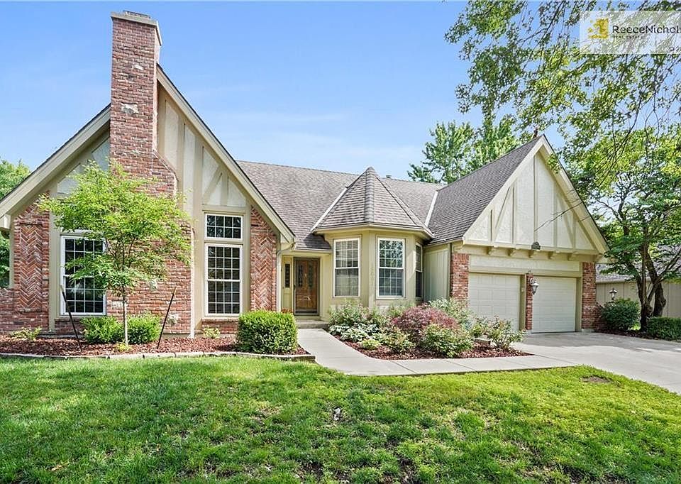 Sought-after Briarwood neighborhood!  Welcome Home!