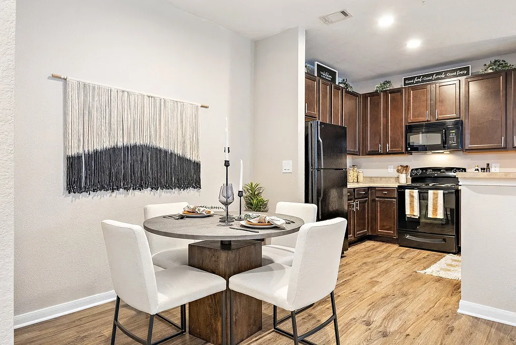 Las Brisas Apartments — Photo 2
