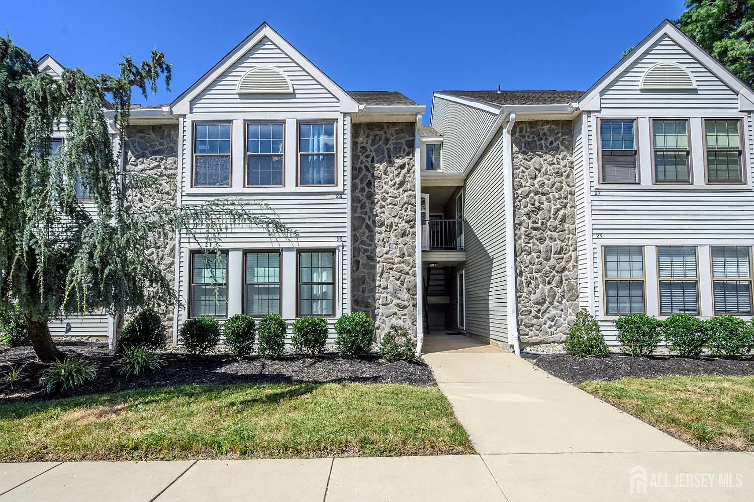 2 bed, 2.0 bath, 995 sqft, $2,400 — Photo 1