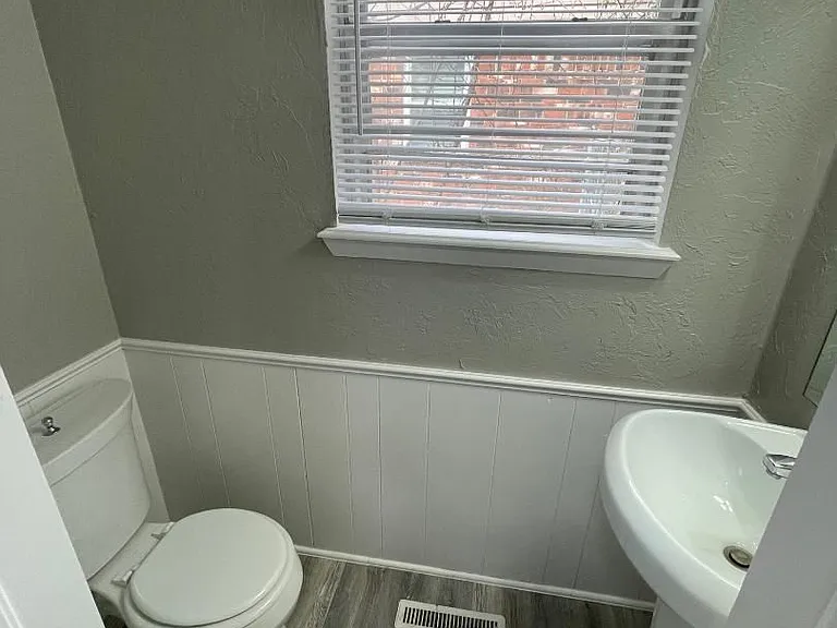 1008 Woods Ave — Photo 8