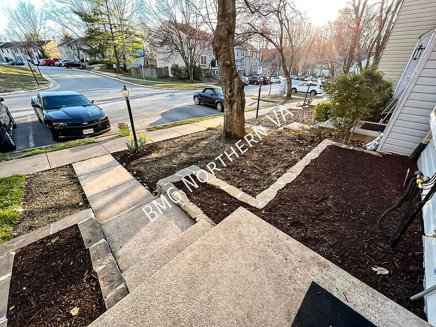 Lovely and Spacious 3 Bed 3.5 Bath Townhome with Tailored Deck In Desired Pohick Village — Photo 2