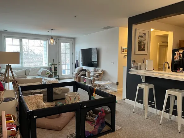 33 Intrepid Cir APT 304, Marblehead, MA 01945