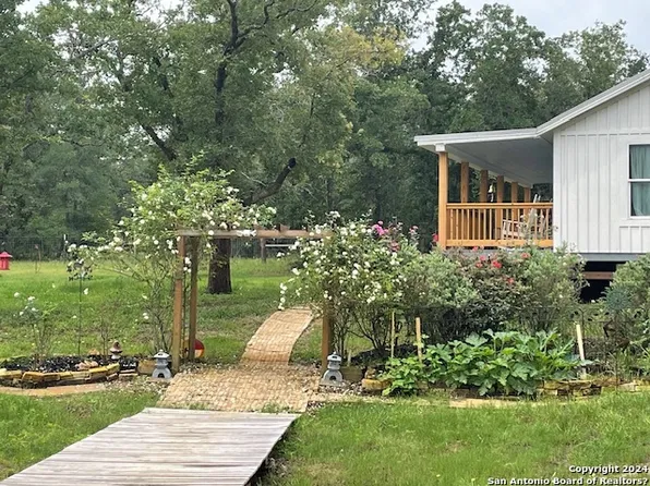 4621 Wood Hollow Dr, Waelder, TX 78959