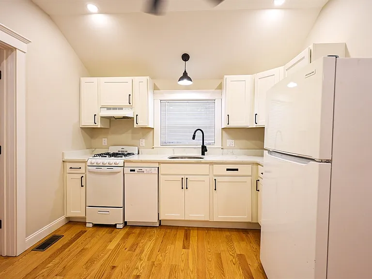 85 Oak St #85 — Photo 10