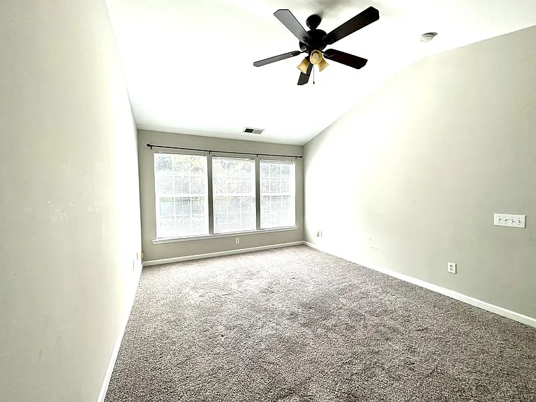 2421 Normancrest Ct — Photo 11