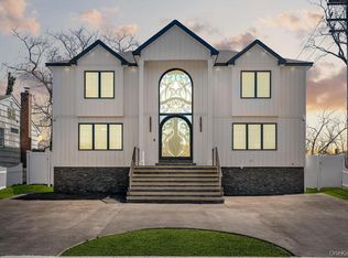 15 Forest Road, Valley Stream, NY 11581