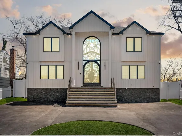 15 Forest Road, Valley Stream, NY 11581